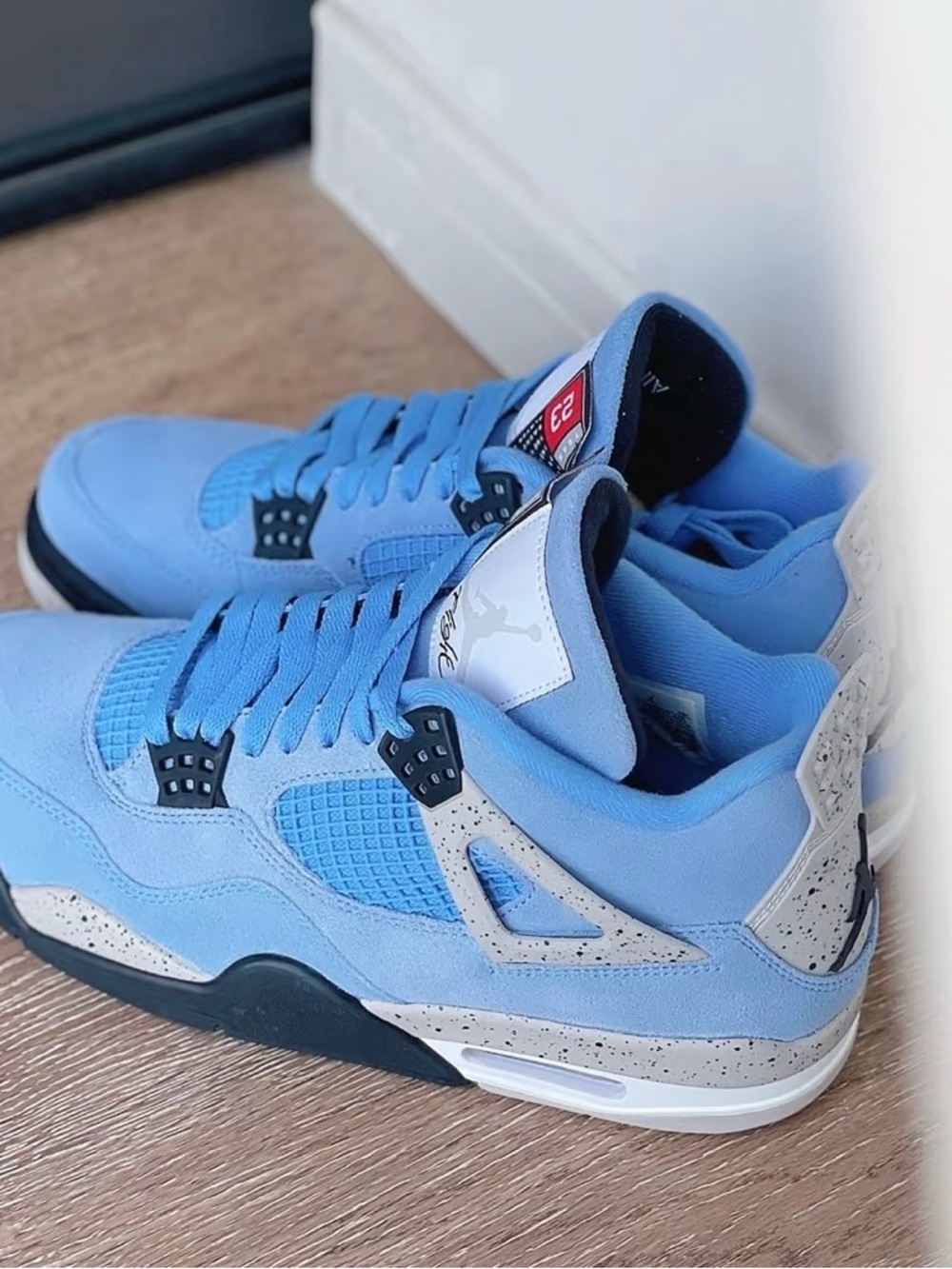 Air Jordan 4 Retro 'University Blue' Men’s Sneakers - Picture 3 of 6